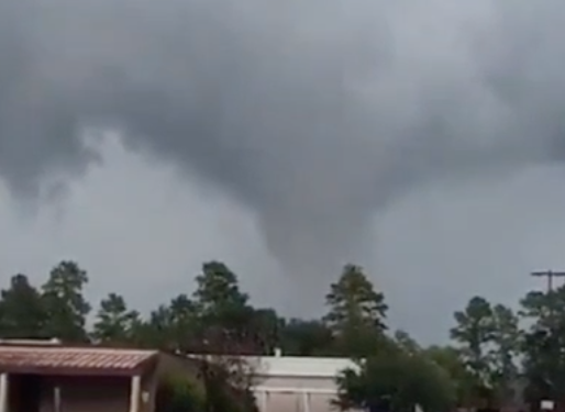 Tornado golpeó el noroeste de Houston y dejó más de 100 casas afectadas
